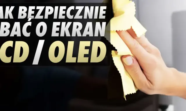 Dłoń czyści ekran telewizora LCD/OLED miękką ściereczką. Dowiedz się, czym czyścić monitor, by nie uszkodzić delikatnej powierzchni.