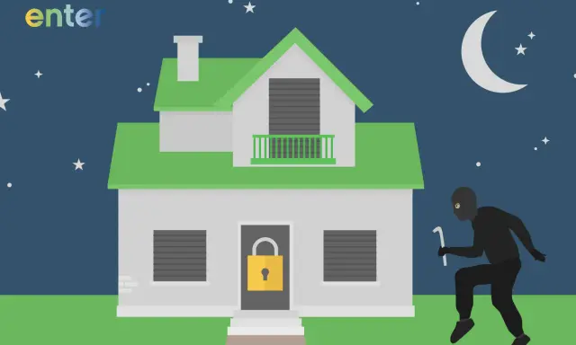 Einbrecher nähert sich einem Haus mit einem Brecheisen. Eine Hausalarmanlage und Brandschutz sind wichtig für die Sicherheit.