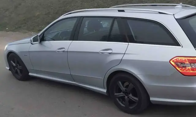 Srebrne kombi Mercedes W212 na czarnych felgach. Zastanawiasz się, jaki silnik wybrać do tego modelu?