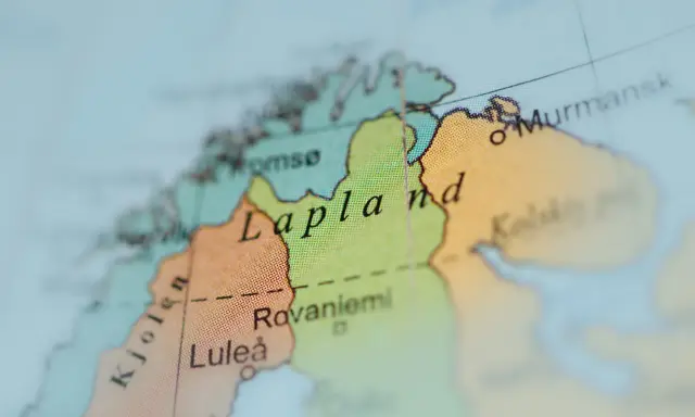 Mapa pokazuje, gdzie jest Laponia, z zaznaczonymi miastami jak Rovaniemi i Murmańsk.