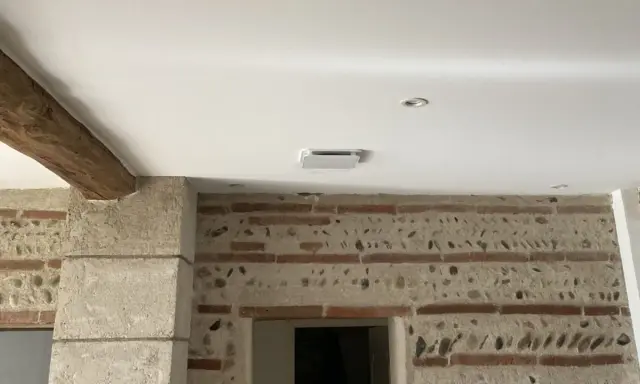 Un nouveau VMC est installé au plafond. Combien de temps pour changer une VMC ? Cela dépend de l'accès et du modèle.