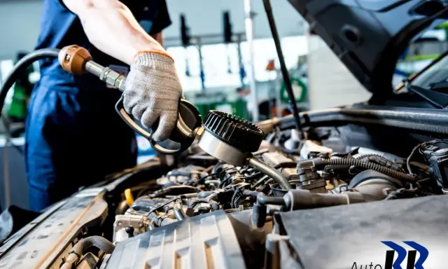 Mecánico revisa el motor de un coche con un manómetro. ¿Qué motor lleva mi coche?