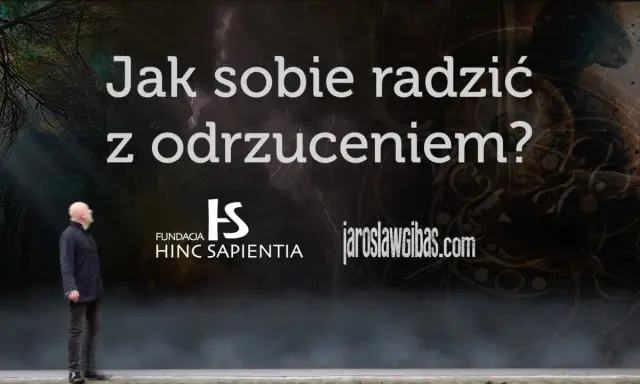 Mężczyzna patrzy na napis "Jak sobie radzić z odrzuceniem?". Dowiedz się, jak sobie poradzić z odrzuceniem przez kobietę.