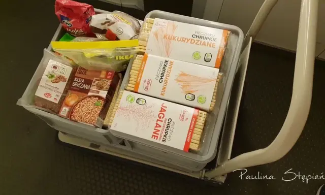 Koszyk z zakupami: kasza gryczana, mąka, chrupkie pieczywo kukurydziane i jaglane. Racje żywnościowe na 20 lat?