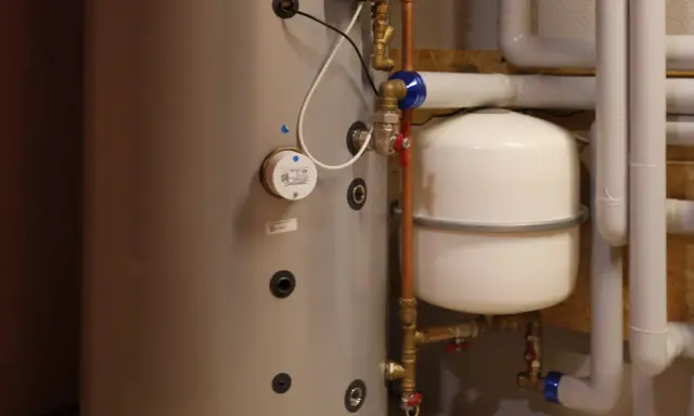 Zbiornik i naczynie przeponowe, gdzie montujemy naczynie przeponowe, to kluczowe elementy instalacji grzewczej.