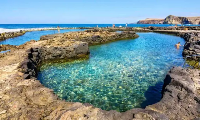 Piscinas naturales de aguas cristalinas en Gran Canaria que ver. Un paraíso para disfrutar del mar y el sol.