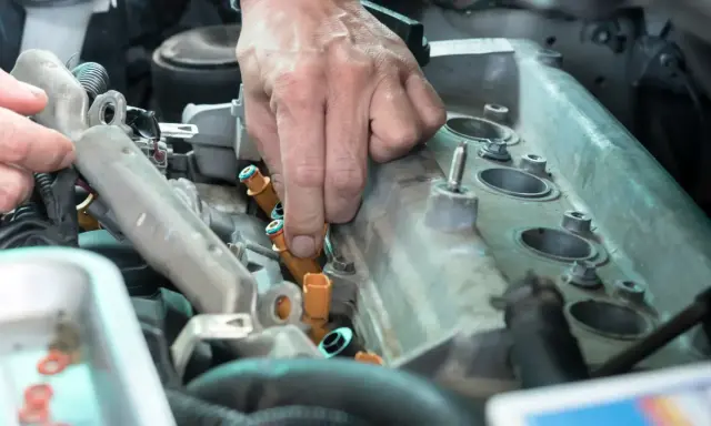 Mecánico instala inyectores. El ruido traqueteo motor diésel podría ser por esto.