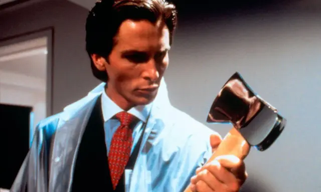 Patrick Bateman, den amerikanska psyko, håller en yxa.