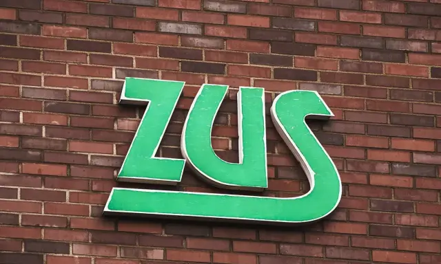Zielone litery ZUS na ceglanej ścianie. Zastanawiasz się, subkonto co to? To miejsce, gdzie gromadzone są Twoje środki.