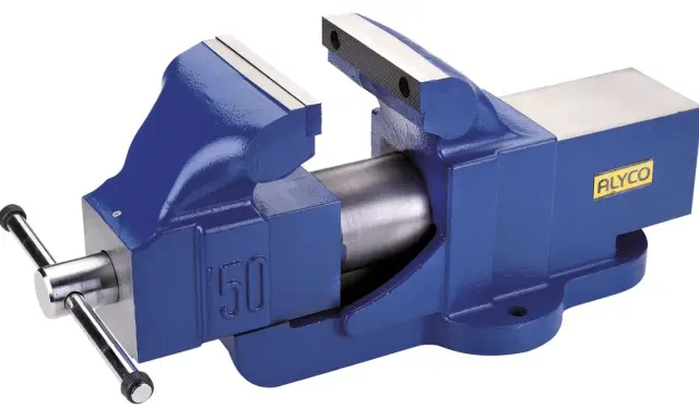 Tornillo de banco azul robusto, un ejemplo de los tipos de tornillo de banco para taller.