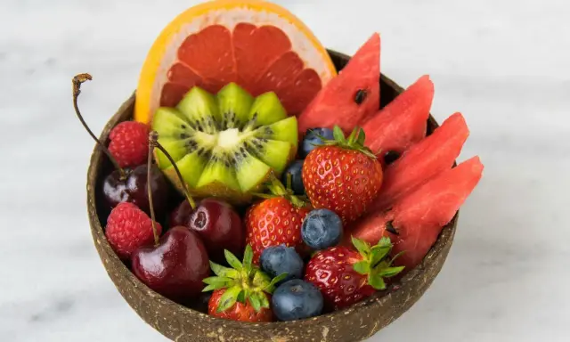 Un bol de fruits frais : fraises, myrtilles, cerises, kiwi, pastèque et pamplemousse. Un délice pour un régime fruit, combien de kilos perdu ?