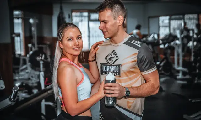 Para przygotowania do treningu, para omawia masaż sportowy techniki.