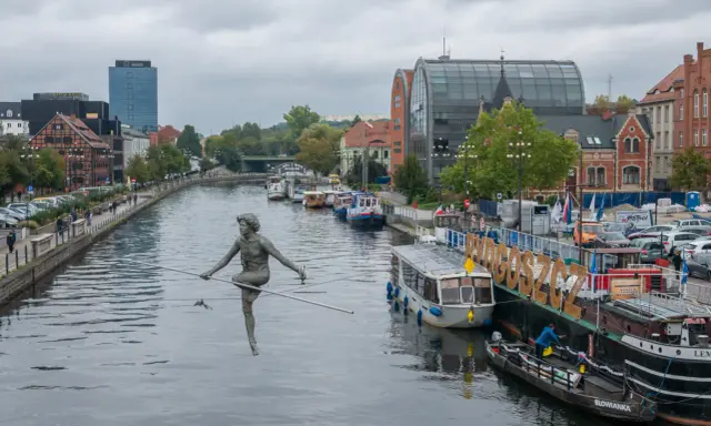 Bydgoszcz oferuje nietypowe atrakcje, jak rzeźba na linie nad Brdą, statki wycieczkowe i zabytkowa zabudowa.