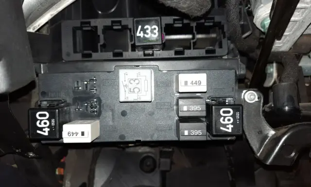 Audi A3 8P bezpieczniki opis: widok na skrzynkę bezpieczników z przekaźnikami o numerach 433, 53, 449, 395 i 460.