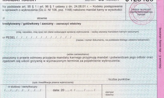 Formularz mandatu karnego, który może wystawić straż miejska. Zawiera dane sprawcy, wykroczenia i kwotę.