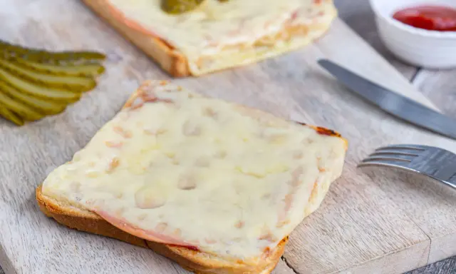 Zwei überbackene Scheiben Brot mit Schinken und Käse, dazu Gewürzgurken. Eine Karlsbader Schnitte, perfekt für den kleinen Hunger.