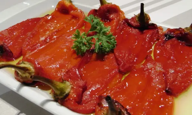 Pimientos asados en freidora de aire, tiernos y jugosos, servidos en una bandeja con perejil fresco.