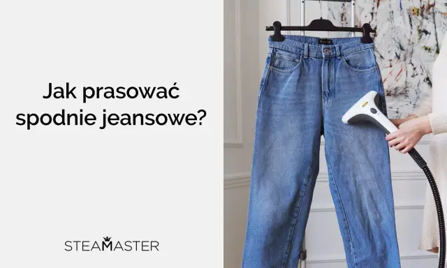 Jak prać jeansy? Para z urządzenia Steamaster usuwa zagniecenia z niebieskich spodni wiszących na wieszaku.