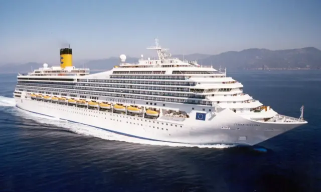 Costa Fortuna, nave da crociera costruita nel 2003, solca le acque blu con la sua imponente sagoma.