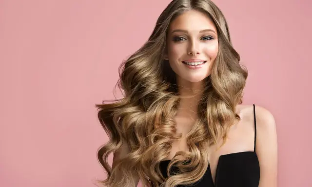 Radiante novia con pelo suelto con ondas para boda, cabello rubio dorado y sonrisa cautivadora.