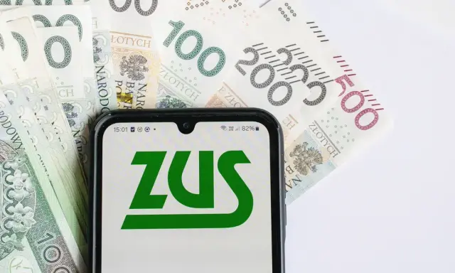 Telefon z logo ZUS na tle polskich banknotów. Czy to zapowiedź wypłaty 14. emerytury?