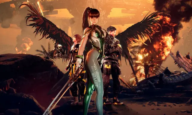 Postapokaliptyczna scena z gry Stellar Blade: bohaterka z mieczem i skrzydłami, obok niej dwójka towarzyszy, w tle płonące ruiny i palmy.