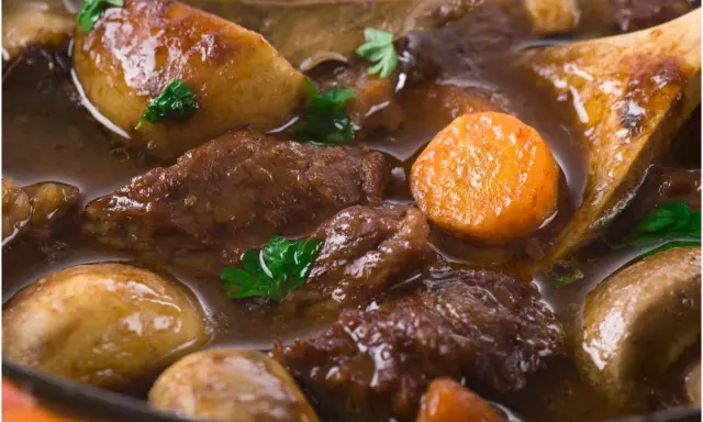 Un plat mijoté de bœuf, carottes et pommes de terre, parfait pour accompagner quel vin pour boeuf bourguignon.