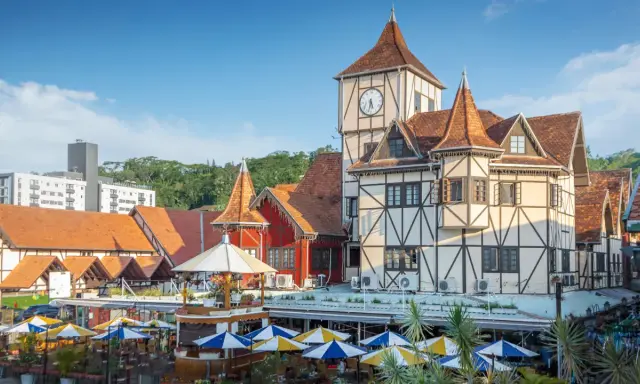 Fachwerkhäuser mit Türmchen und einem Uhrenturm in Blumenau, Brasilien, laden zum Verweilen ein.