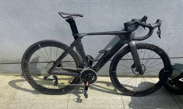 Schwarzes Rennrad mit aerodynamischem carbon rahmen und tiefen Felgen, bereit für die nächste Fahrt.
