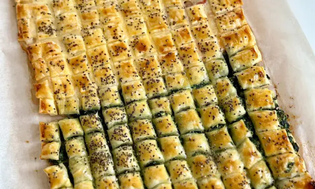 Torta salata con pasta sfoglia, ripiena di spinaci e cosparsa di semi di chia. Un'idea gustosa su cosa mettere dentro la pasta sfoglia.