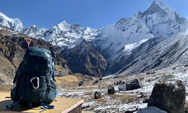 Plecak gotowy na trekking w Himalajach na własną rękę. Majestatyczne, ośnieżone szczyty w tle zapraszają do przygody.