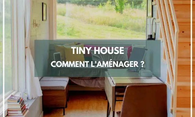 Aménagement d'un **tiny house interieur** : un espace cosy avec lit, bureau et vue sur la nature.
