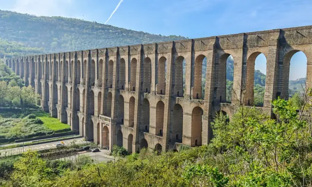 Acquedotto Carolino, un'imponente opera architettonica, da vedere se cerchi cosa fare a Caserta.