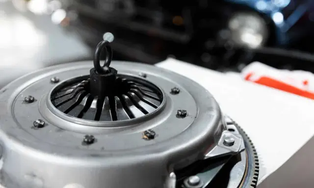 Primer plano de un embrague de coche, pieza clave para saber cuanto dura un embrague.