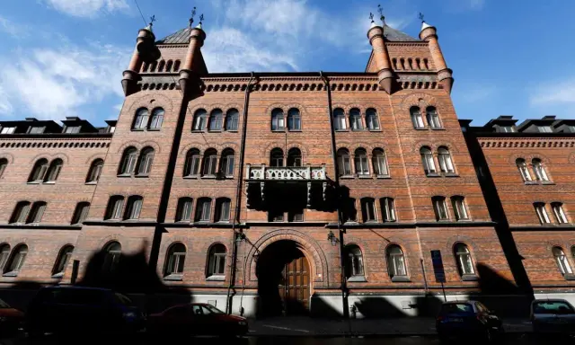 Imponerande tegelbyggnad med torn, kanske där var prinsessan Madeleine bor.