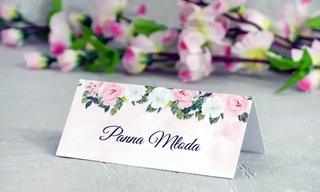 Eleganckie winietki na stół weselny z motywem różowych i białych róż. Idealne do oznaczenia miejsca Panny Młodej.