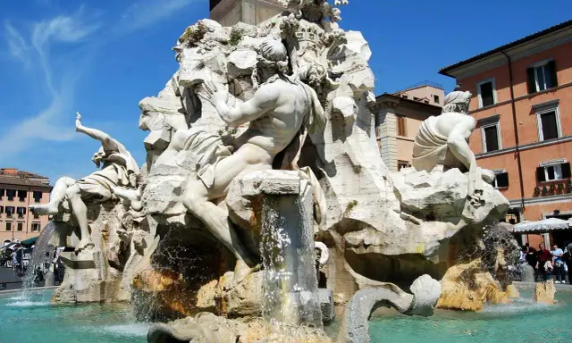 Fontana dei Quattro Fiumi a Piazza Navona, un capolavoro barocco. Curiosità: il fiume Nilo copre gli occhi per non vedere la chiesa di Borromini.