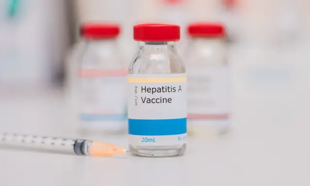 En spruta ligger framför en flaska med Havrix vaccin mot Hepatit A.