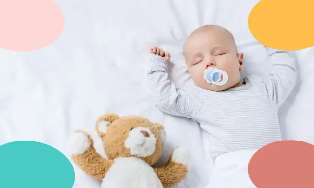 Bebé de 1 mes duerme plácidamente con su osito. ¡Sueño profundo toda la noche!