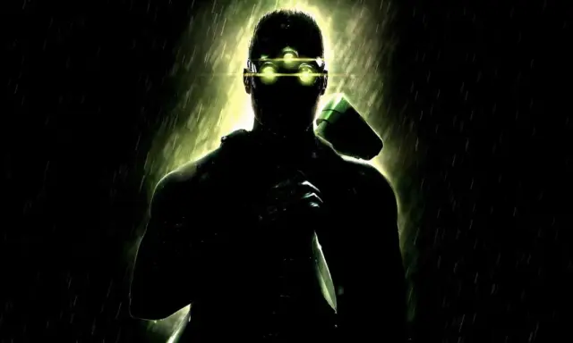 Sam Fisher w okularach noktowizyjnych, z nożem i pistoletem, w deszczu. Zapowiedź Splinter Cell Remake.