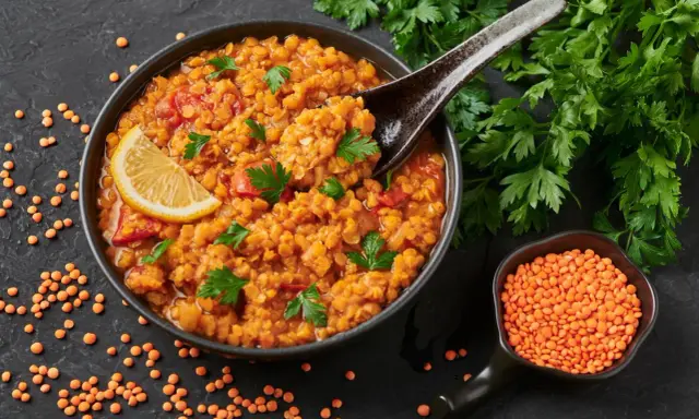 Rote Linsensuppe mit Zitrone und Petersilie – ein Gericht, das satt macht und wenig Kalorien hat.