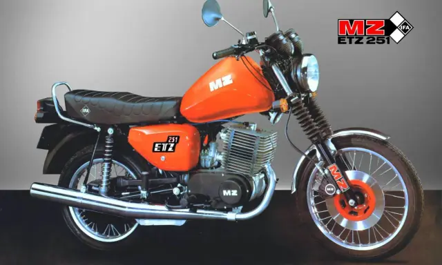 Pomarańczowy motocykl MZ ETZ 251 z widocznymi danymi technicznymi. Klasyk z NRD, gotowy do jazdy.