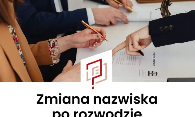Dwie osoby przy stole podpisują dokumenty. Jedna z nich wskazuje palcem na dokument z napisem "DIVORCE DECREE". Zmiana nazwiska na panieńskie matki po rozwodzie.