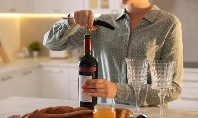 Jak przechowywać otwarte wino? Przedłuż świeżość i smak!