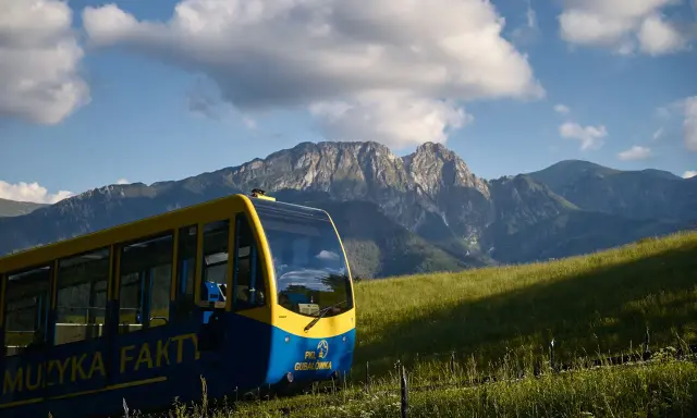 Kolejka na Gubałówkę czeka na turystów. Sprawdź godziny otwarcia i podziwiaj Tatry!
