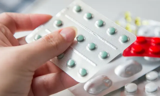 Dłoń trzyma opakowanie tabletek. Zastanawiasz się nad sertagen skutki uboczne?