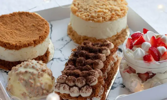 Plateau de pâtisseries variées, dont un tiramisu et une verrine aux fraises. Une belle spécialité de Limoges pour le plaisir des yeux et des papilles.