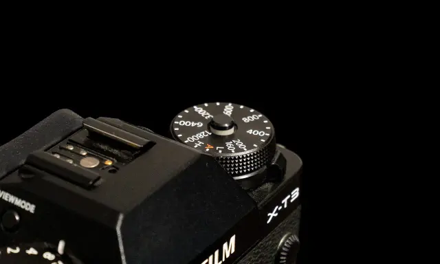 Pokrętło aparatu Fujifilm X-T3 z oznaczeniami czułości ISO, np. 200, 400, 800, 1600, 3200, 6400, 12800.