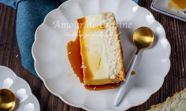 Tranche de flan coco onctueux, nappée de caramel et saupoudrée de noix de coco râpée. Une invitation à la gourmandise pour une recette flan coco réussie.