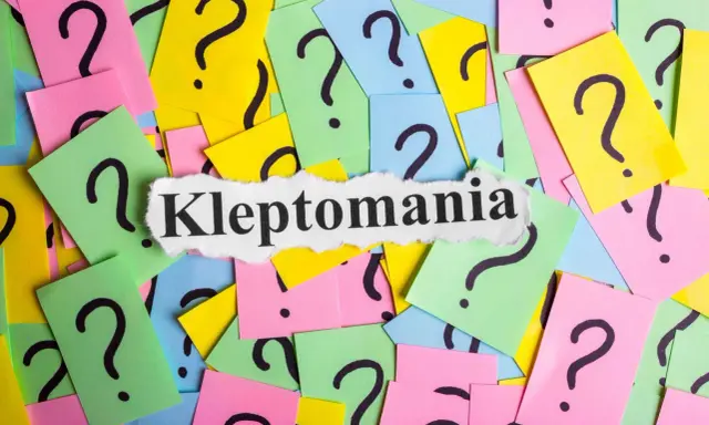 Pytajniki na kolorowych kartkach, a pośrodku wycinek z napisem "Kleptomania". Czy to pytanie o problem, czy jego objaw?